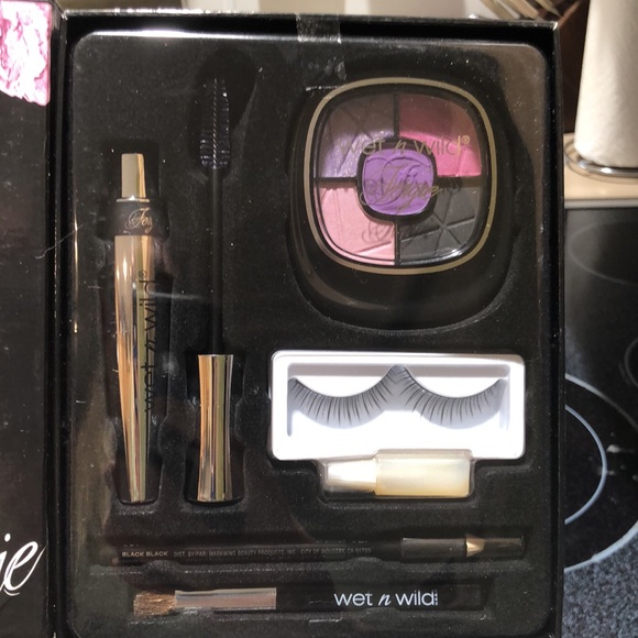 New Fergie Wet n Wild Eye Make Up Kit - Picture 3 of 3